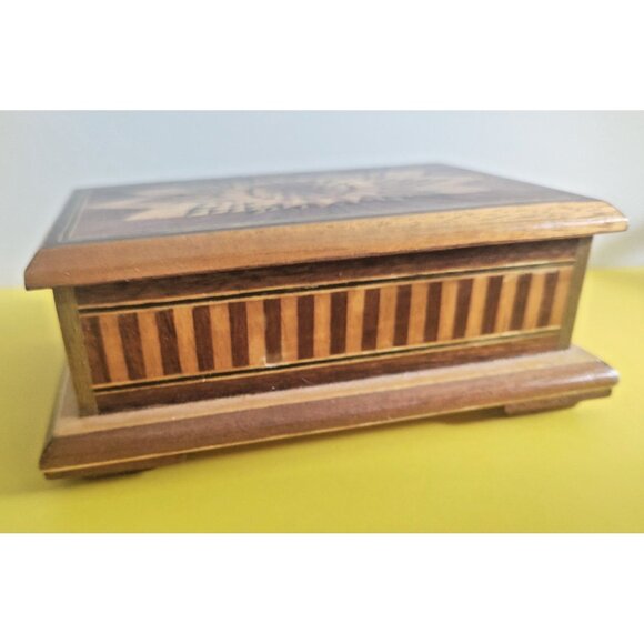VINTAGE Wooden Decorative Box Inlaid jewelry box felt insert 6.5" x 4.75" - Picture 2 of 15